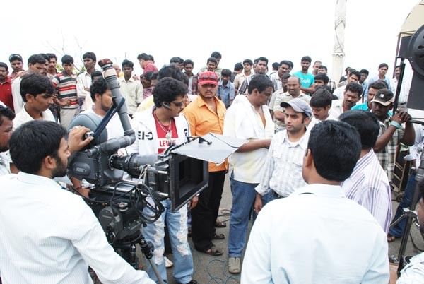 Taj Mahal Working Stills - 11 / 26 photos